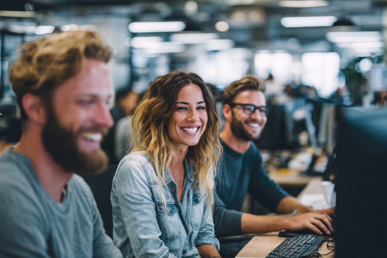 Grupo de personas trabajando en una oficia